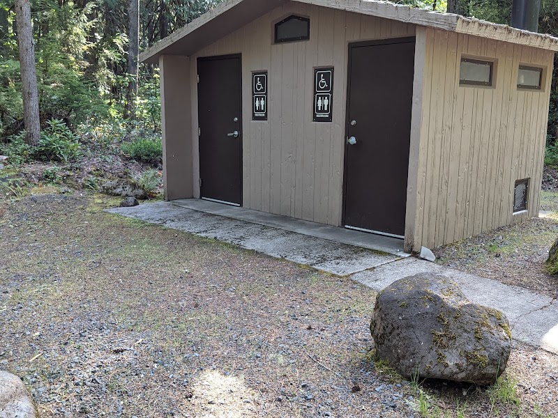 WHISPERING FALLS CAMPGROUND（俄勒冈州）