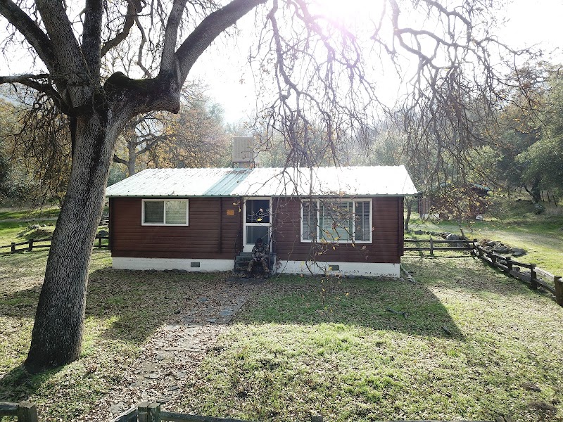 CAMP FOUR AND HALF CABIN（加利福尼亚州）