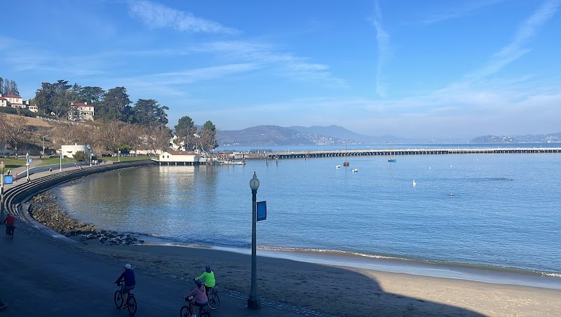 Aquatic Park Cove, Black Point Overnight Anchoring, Sailing Vessels only (auxiliary engine OK)（加利福尼亚州）