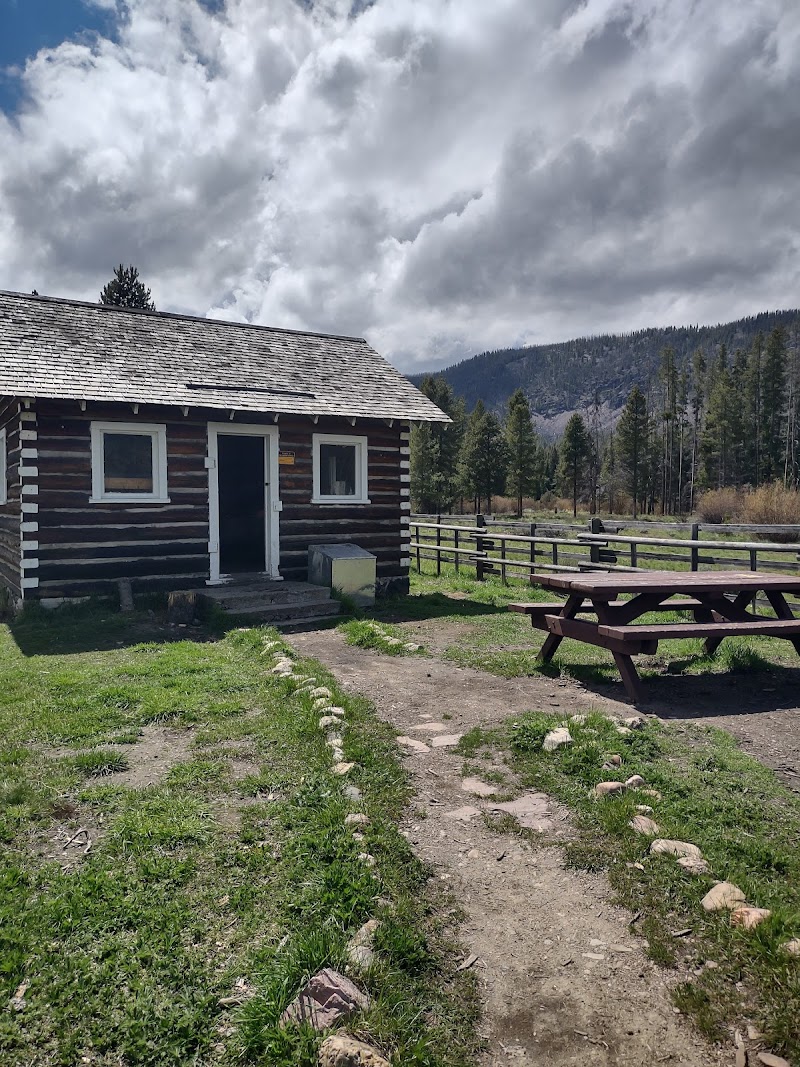 MOOSE LAKE CABIN（蒙大拿州）