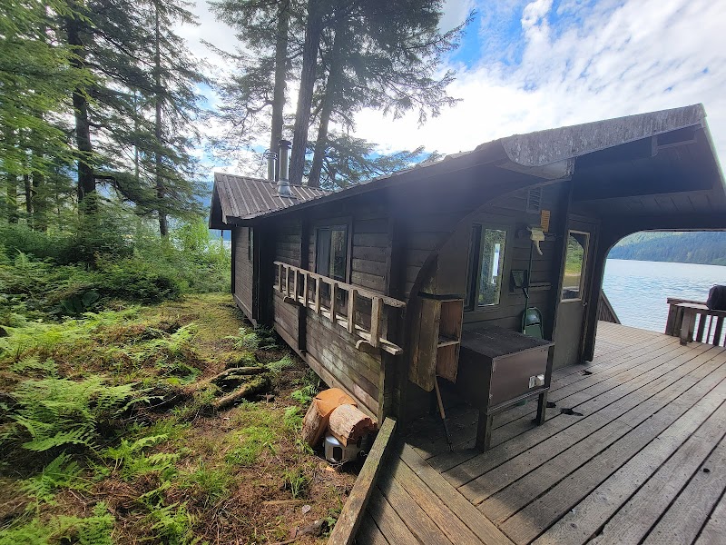 VIRGINIA LAKE CABIN（阿拉斯加州）